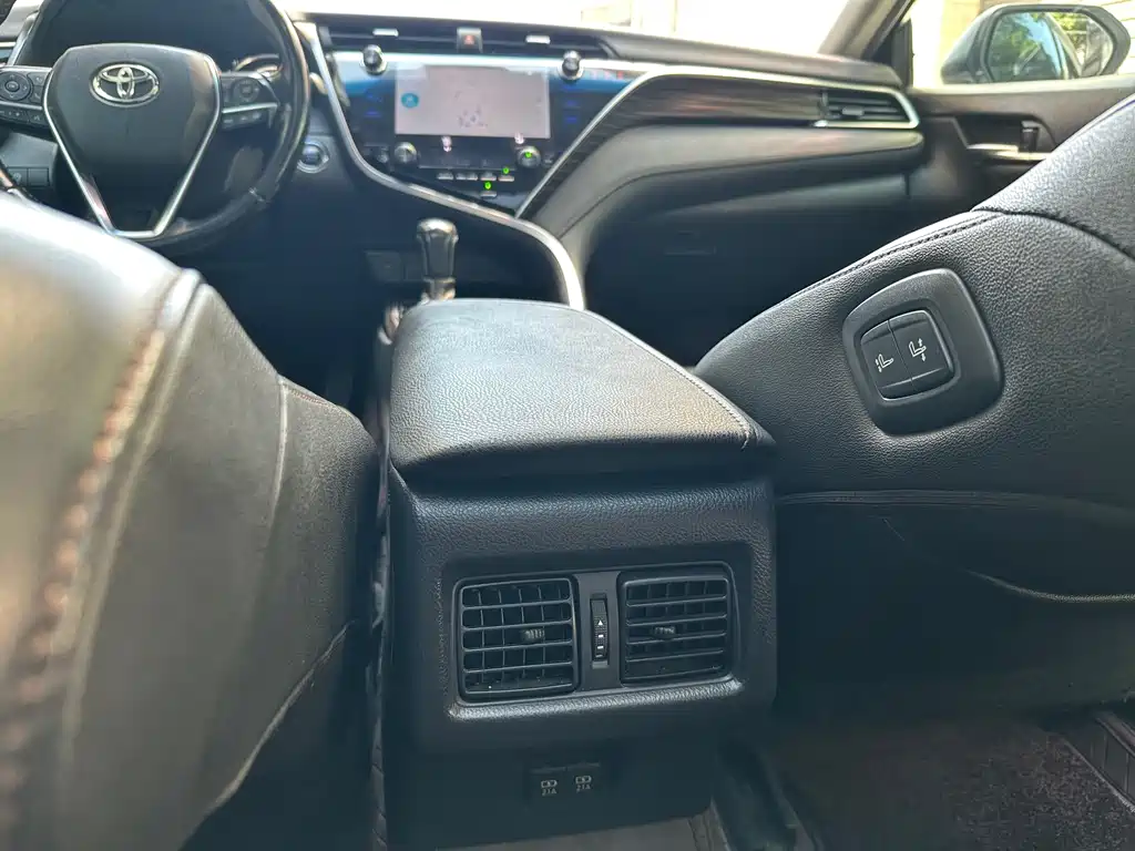 Toyota Camry 2019 — фото 18