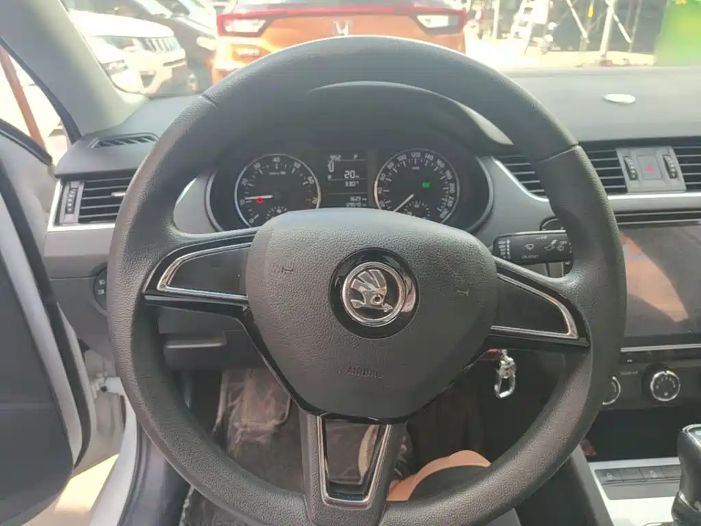 Skoda Octavia 2016 — фото 11