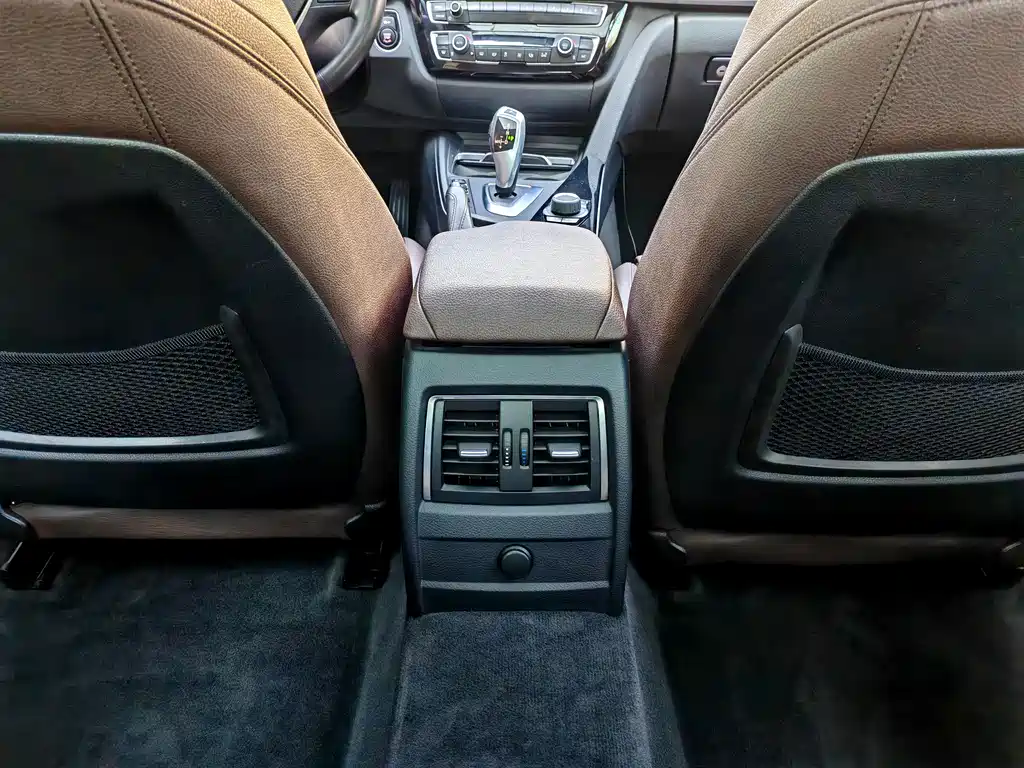 BMW 3 Series 2018 — фото 13
