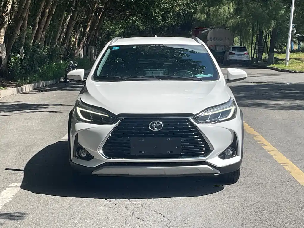 Toyota Yaris L 2023 — фото 1