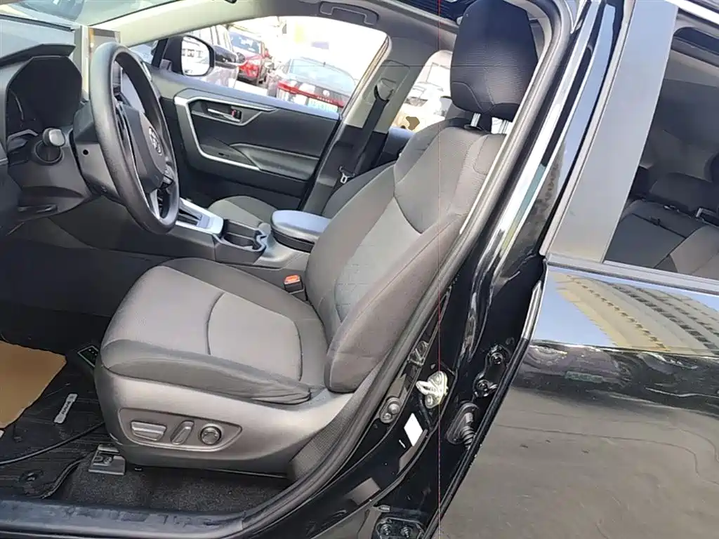 Toyota RAV4 2021 — фото 15