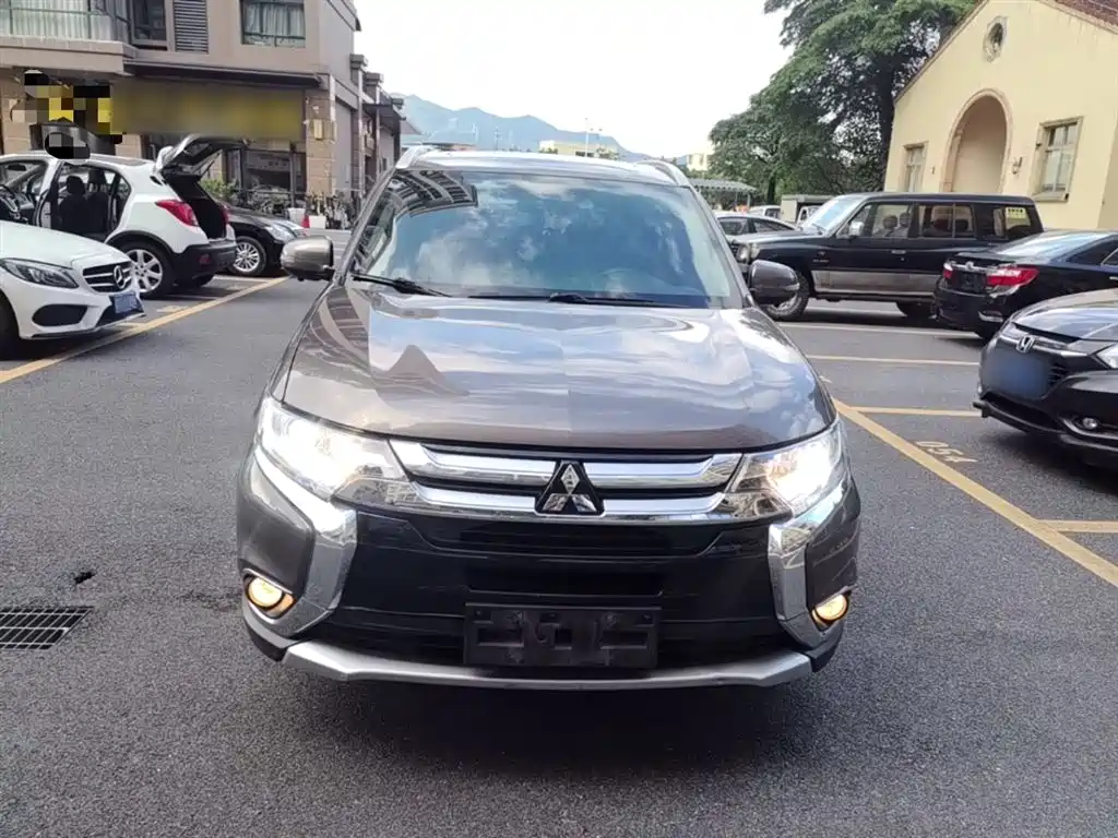 Mitsubishi Outlander 2018 — фото 3