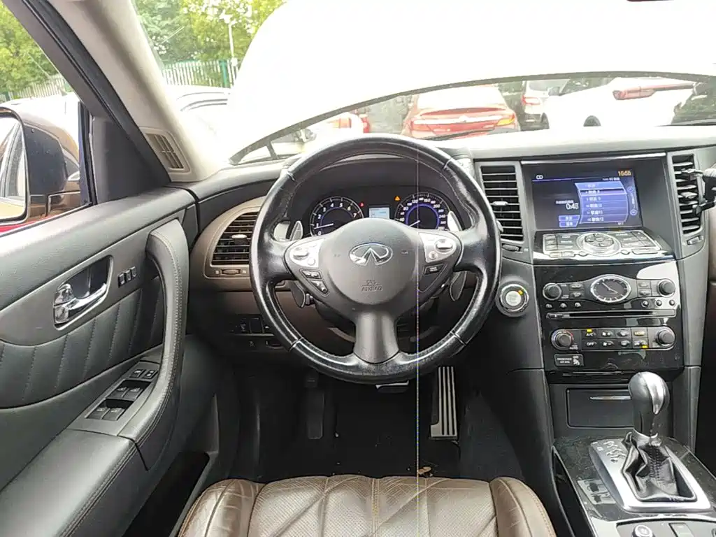 Infiniti QX70 2016 — фото 11