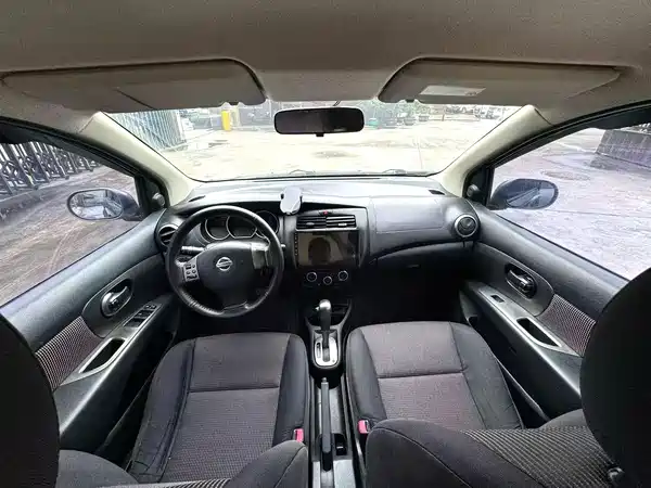 Nissan Livina 2012