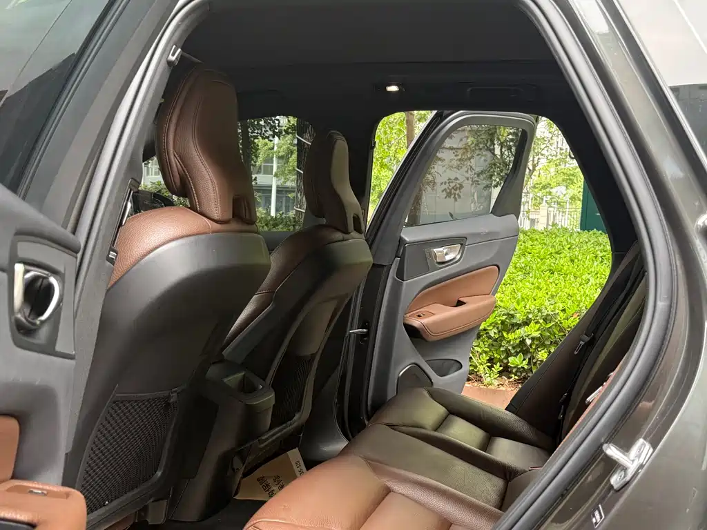 Volvo XC60 2022 — фото 18