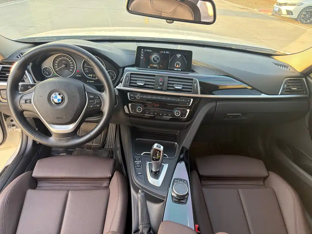 BMW 3 Series 2019 — фото 8