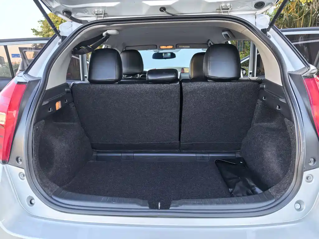 Toyota Yaris L 2019 — фото 12