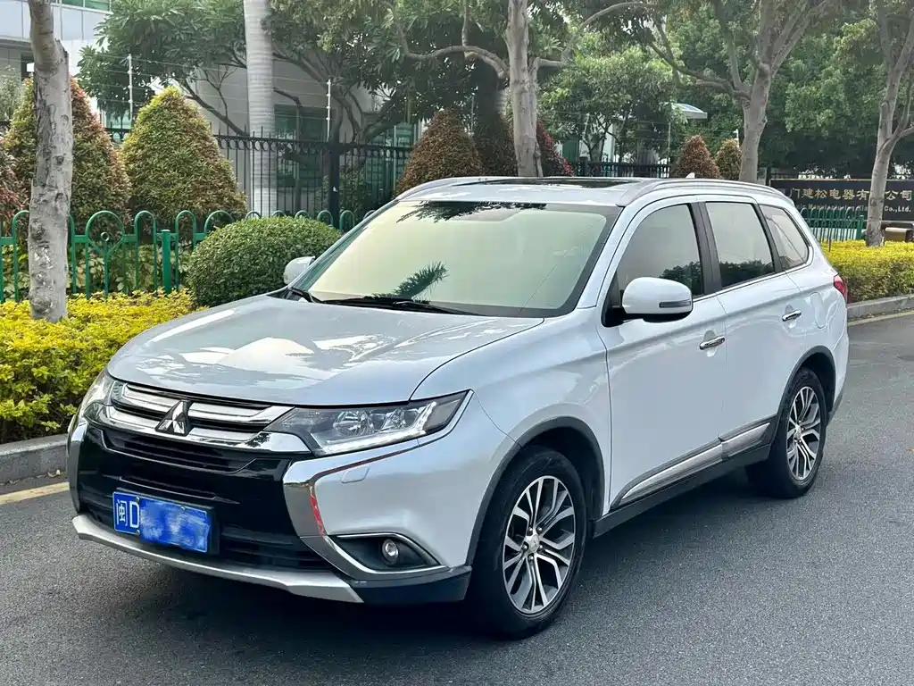 Mitsubishi Outlander 2017 — фото 1