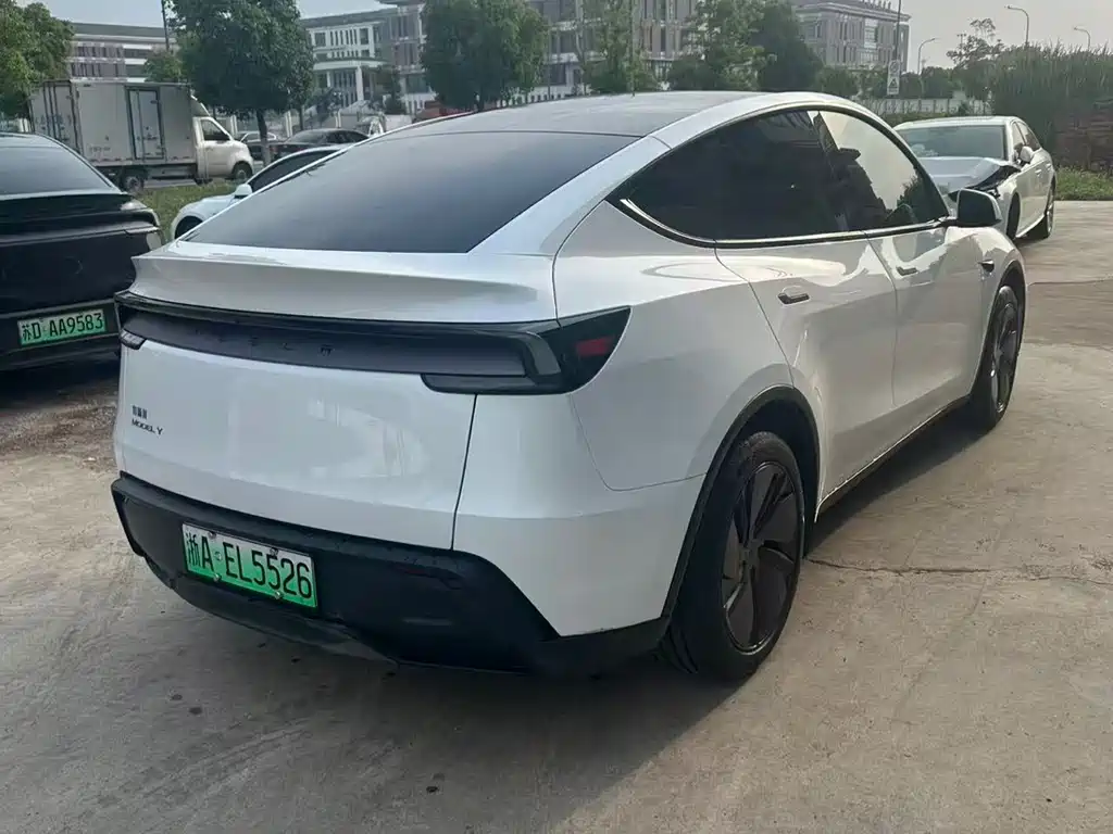 Tesla Model Y 2025 — фото 4
