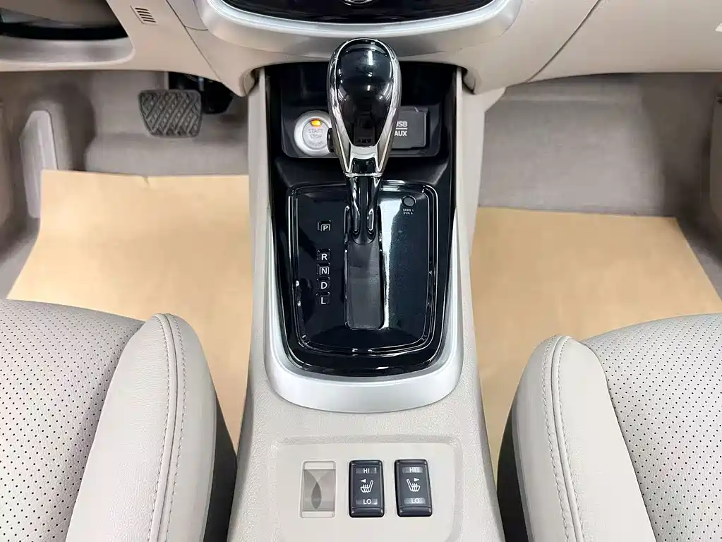 Nissan Tiida 2017 — фото 12