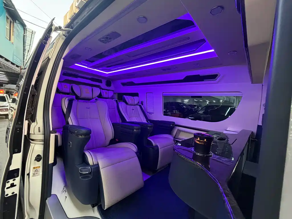 Toyota Hiace 2023 — фото 11