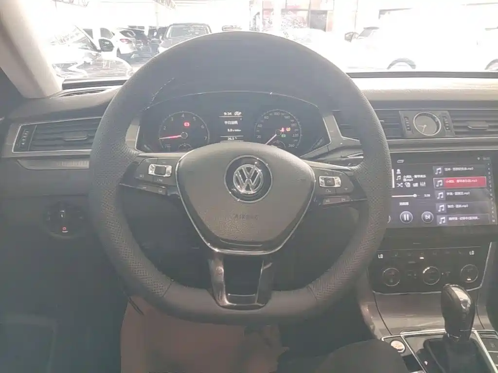 Volkswagen Passat 2018 — фото 11