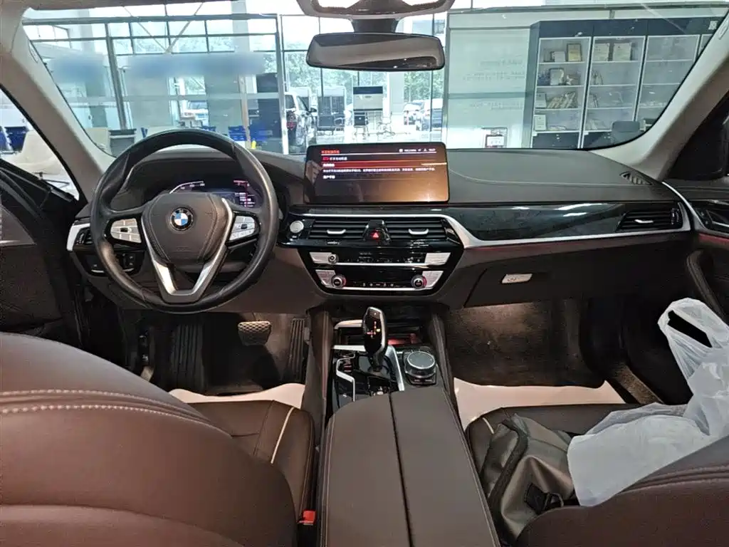 BMW 5 Series 2022 — фото 10