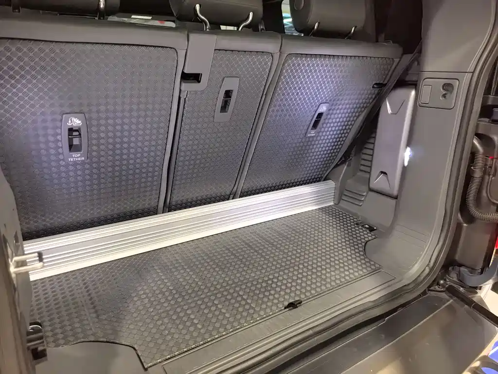 Land Rover Defender 2022 — фото 16