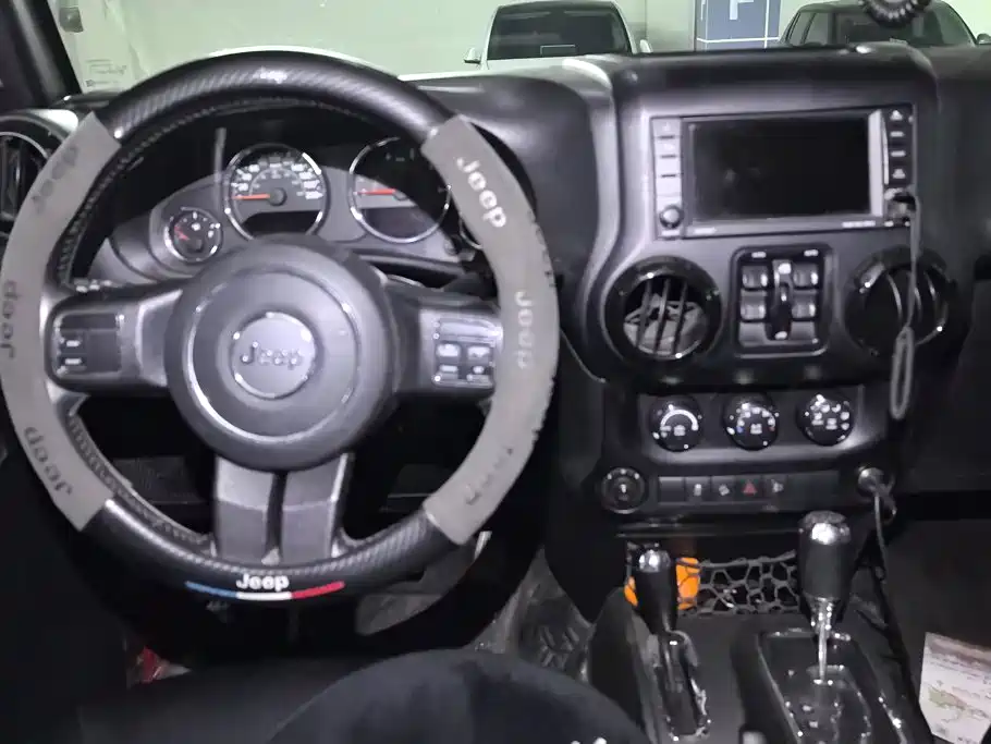Jeep Wrangler 2016 — фото 12