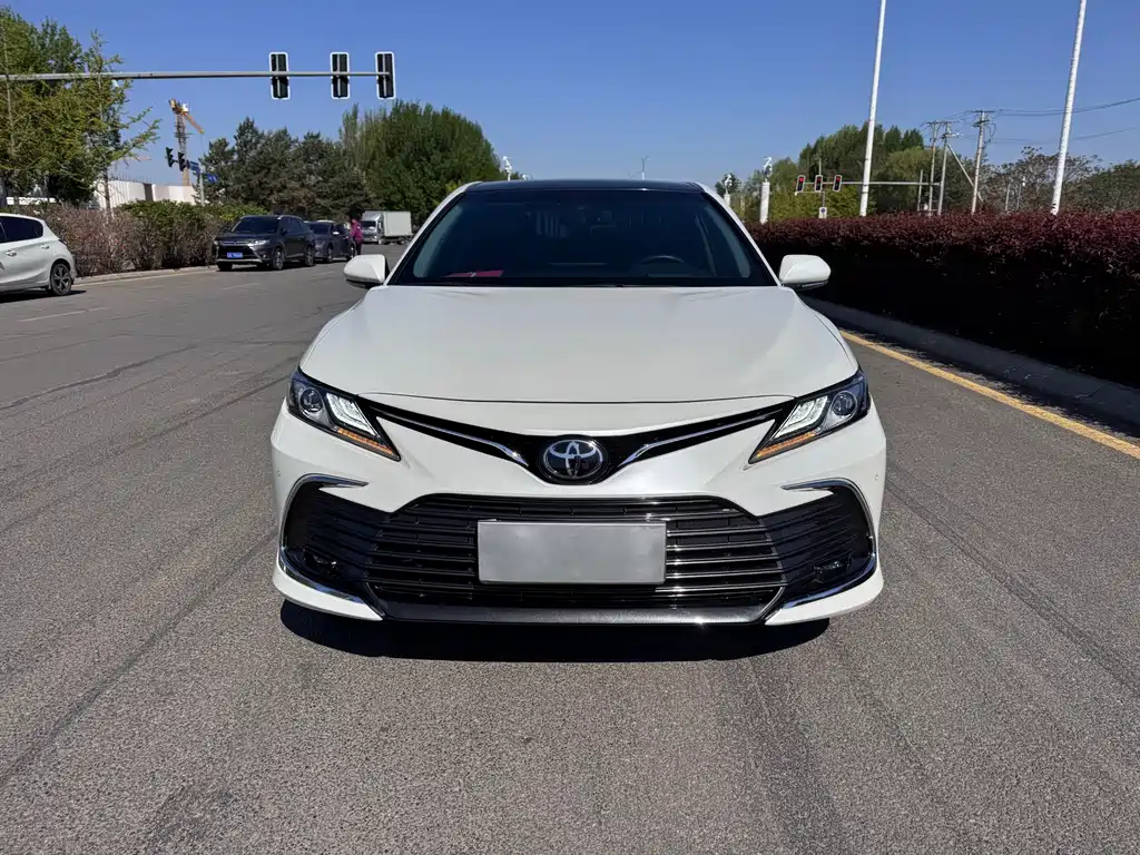 Toyota Camry 2023 — фото 2