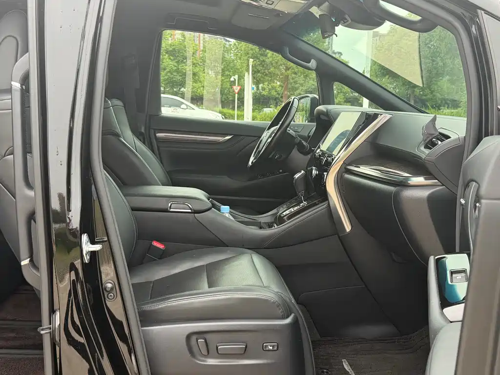 Toyota Alphard 2020 — фото 19