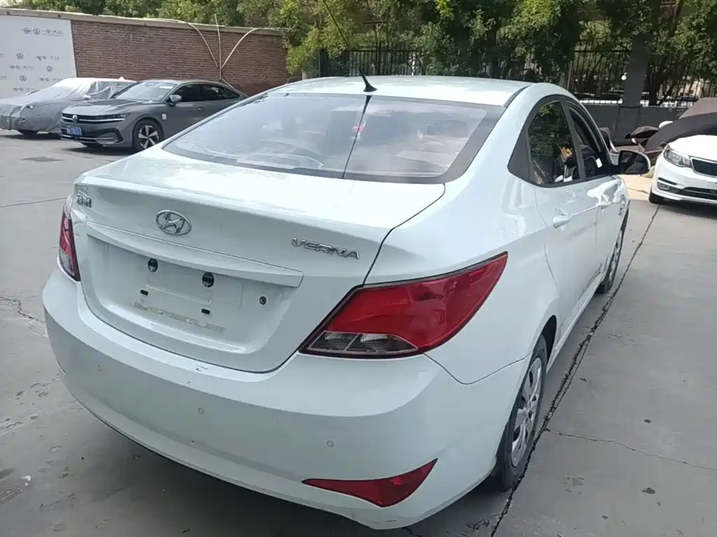 Hyundai Accent 2015 — фото 10
