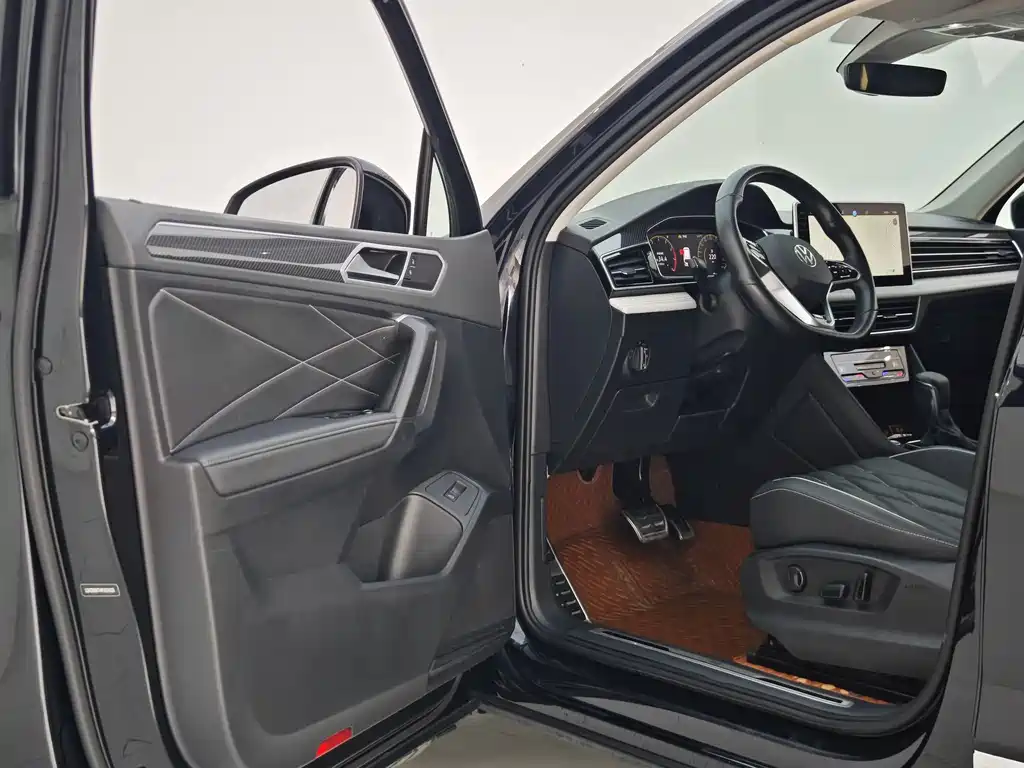 Volkswagen Tiguan L 2023 — фото 26