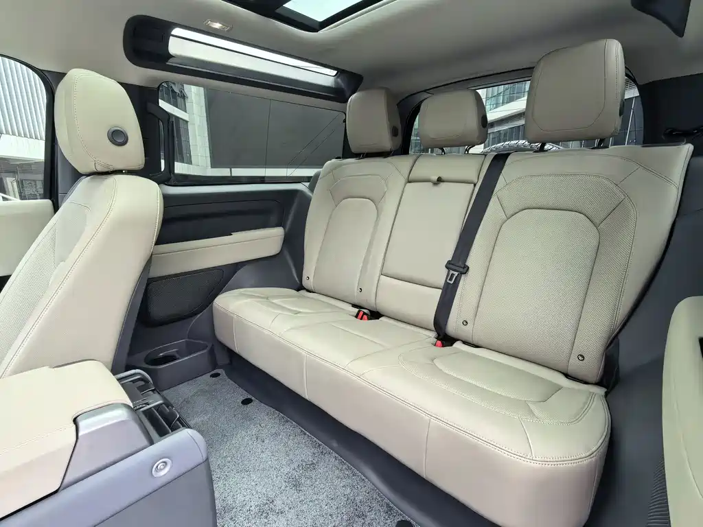 Land Rover Defender 2023 — фото 10