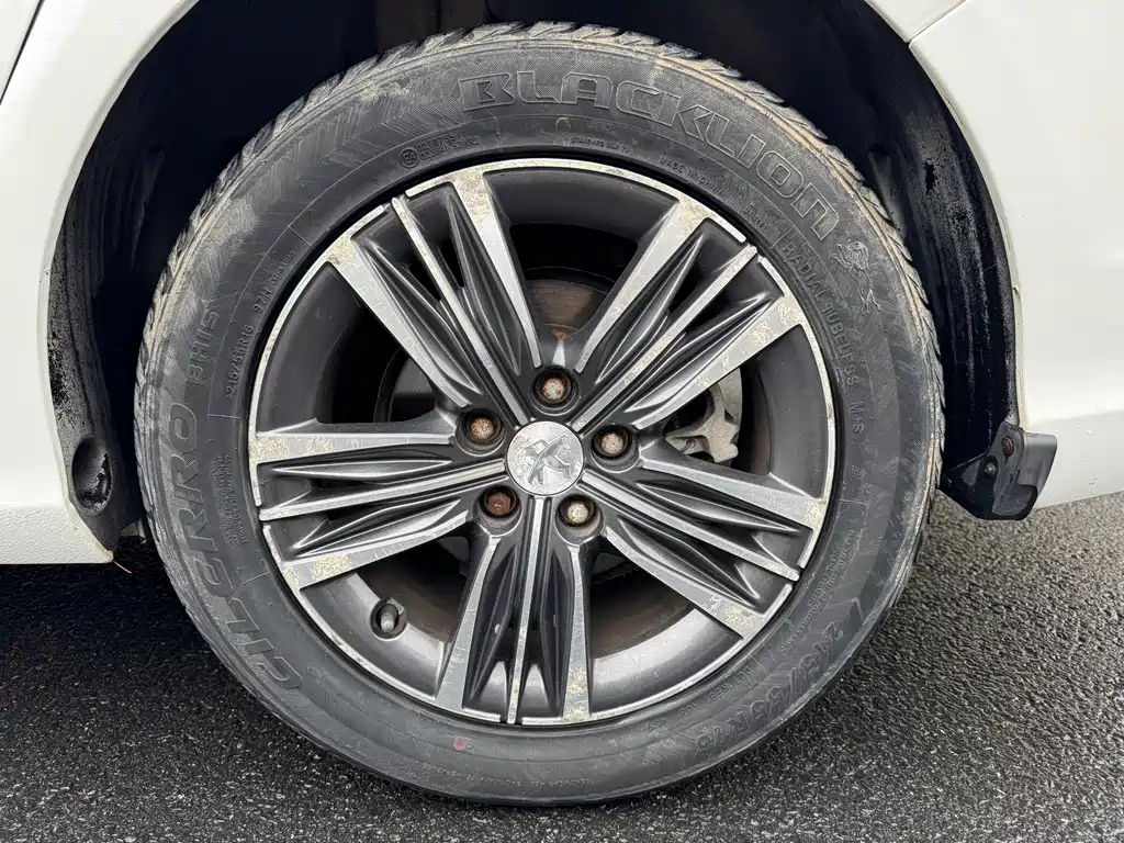 Peugeot 308 2017 — фото 15