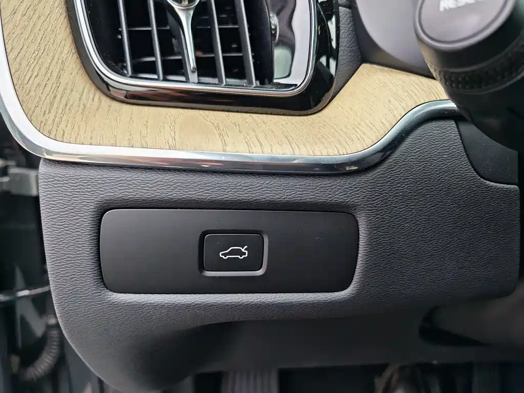Volvo XC60 2025 — фото 34