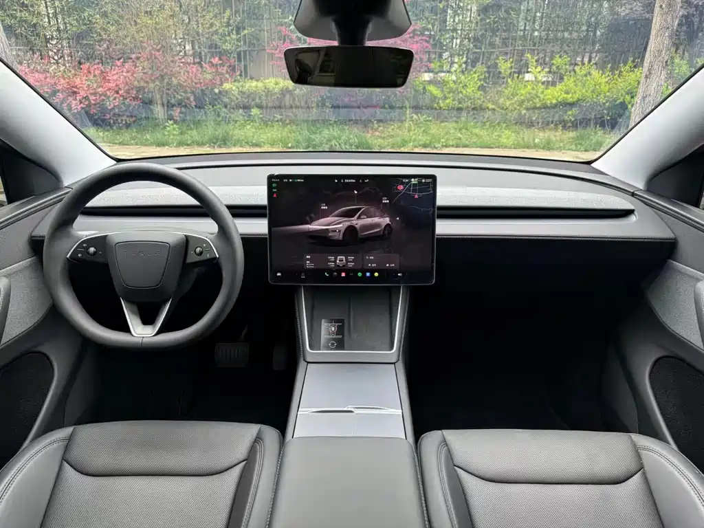 Tesla Model Y 2025 — фото 12