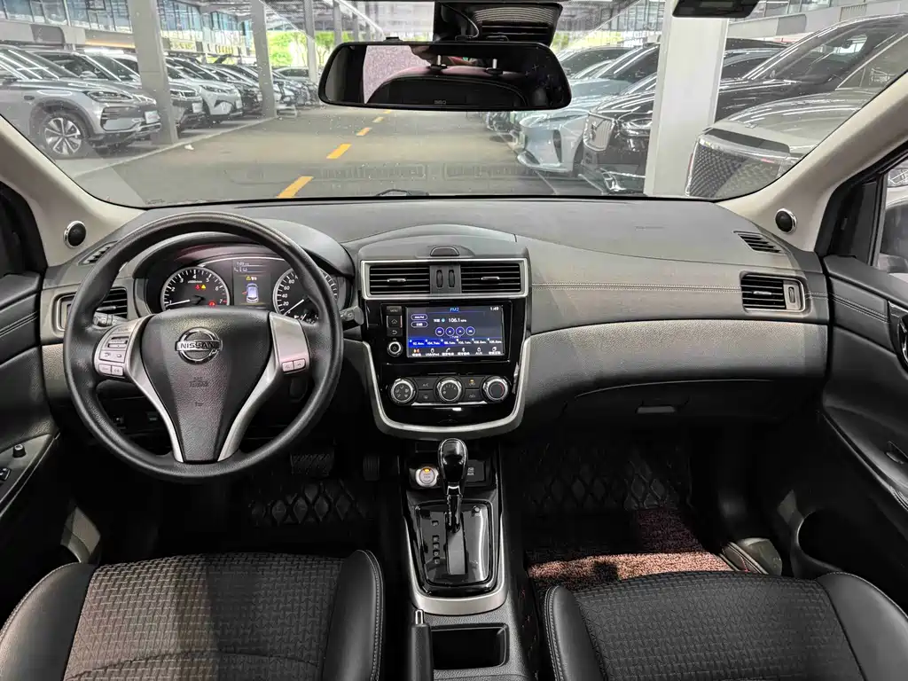 Nissan Tiida 2017 — фото 11