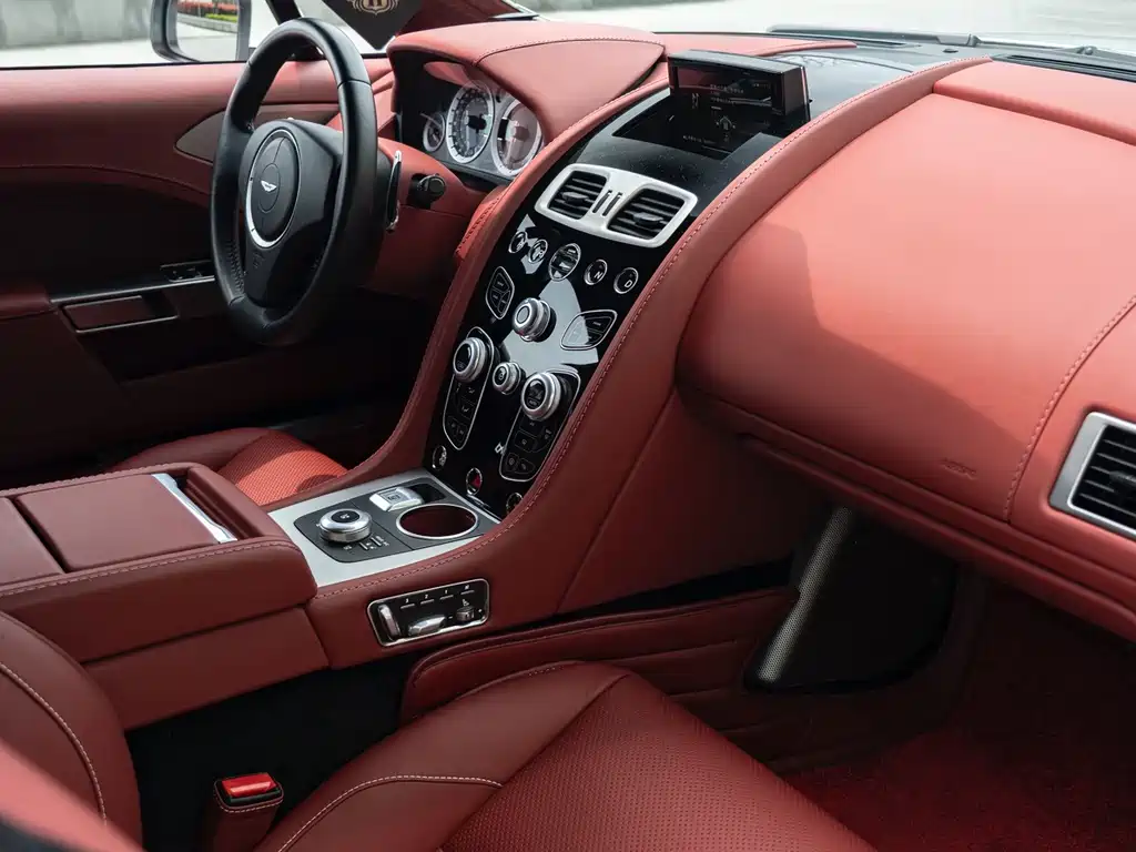 Aston Martin Rapide 2019 — фото 24