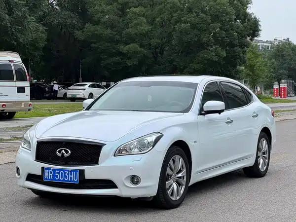 Infiniti Q70 2015