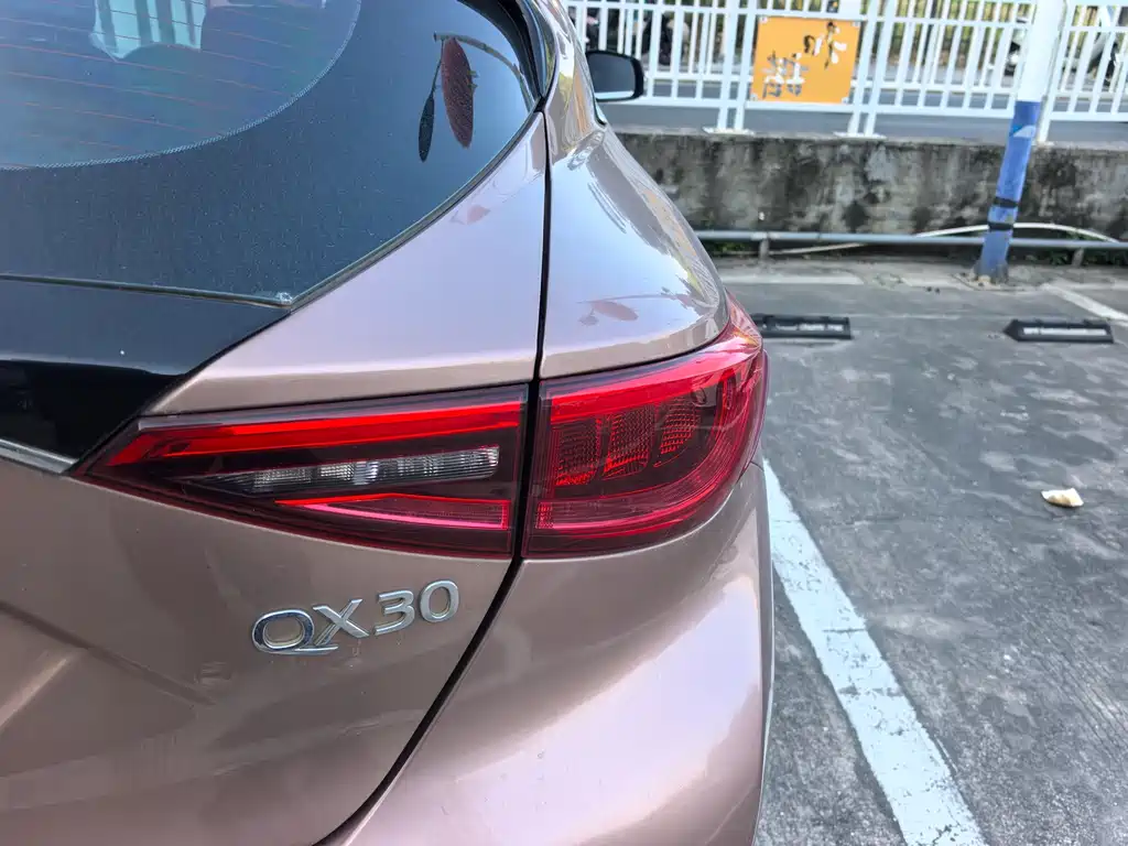 Infiniti QX30 2018 — фото 15