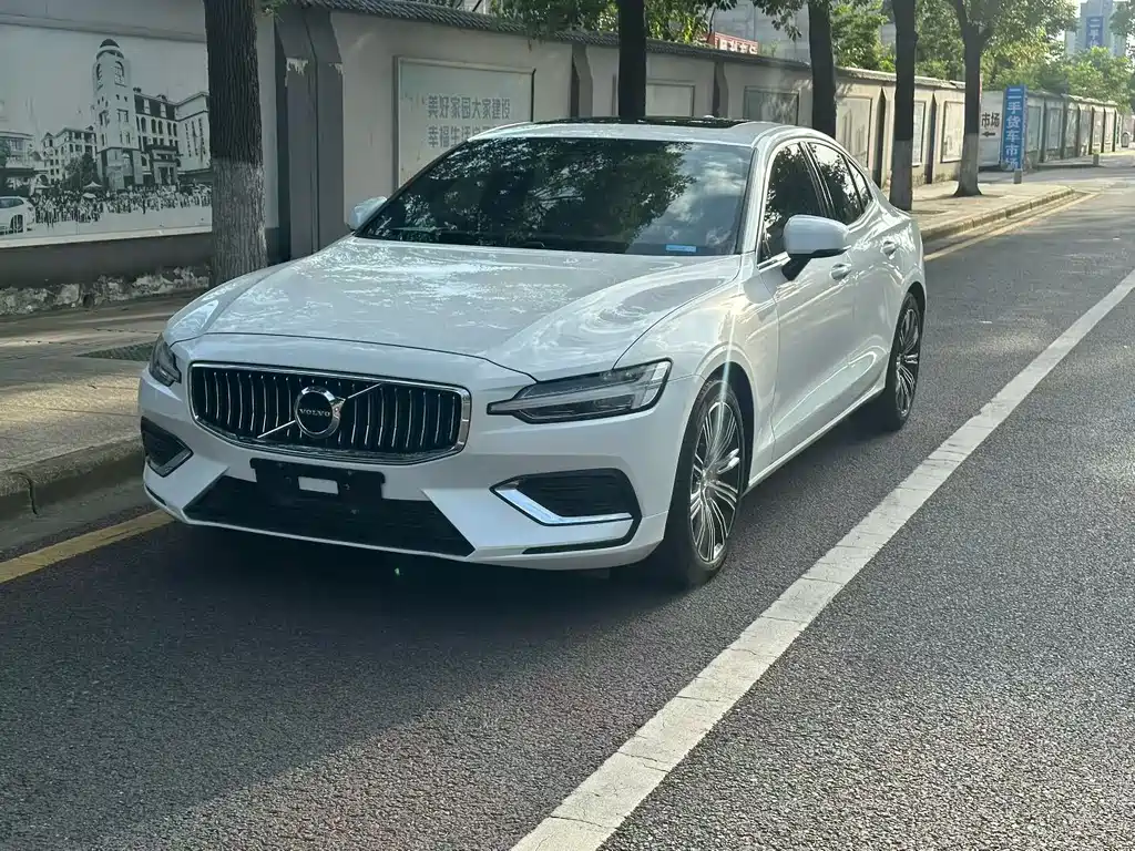 Volvo S60 2021 — фото 1
