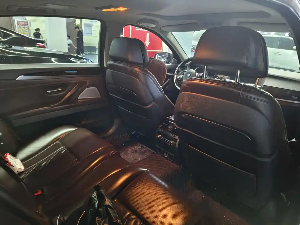 BMW 5 Series 2015 — фото 14