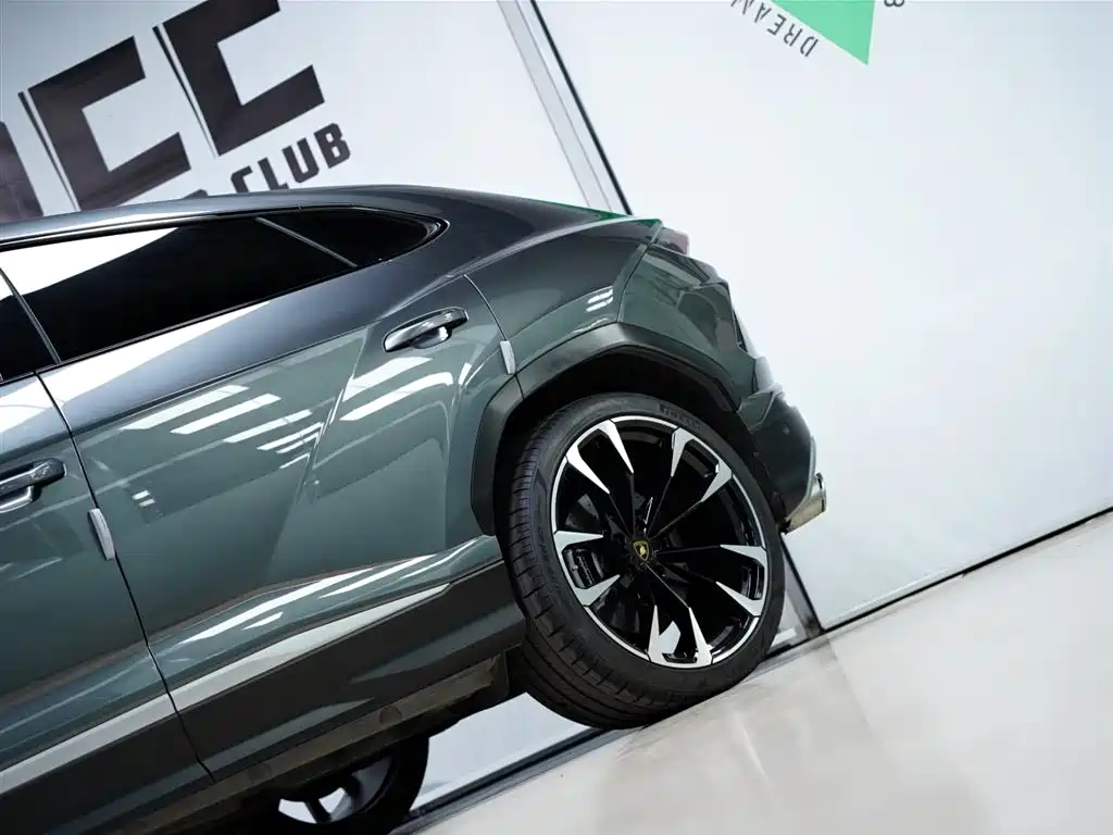 Lamborghini Urus 2019 — фото 24