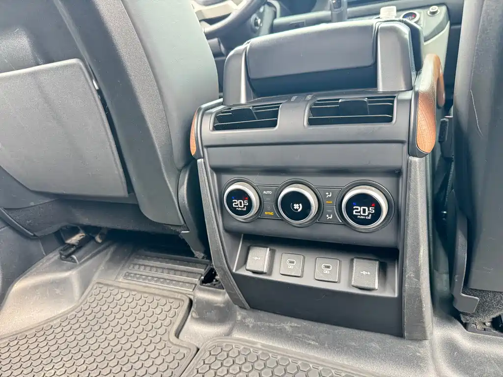 Land Rover Defender 2022 — фото 19