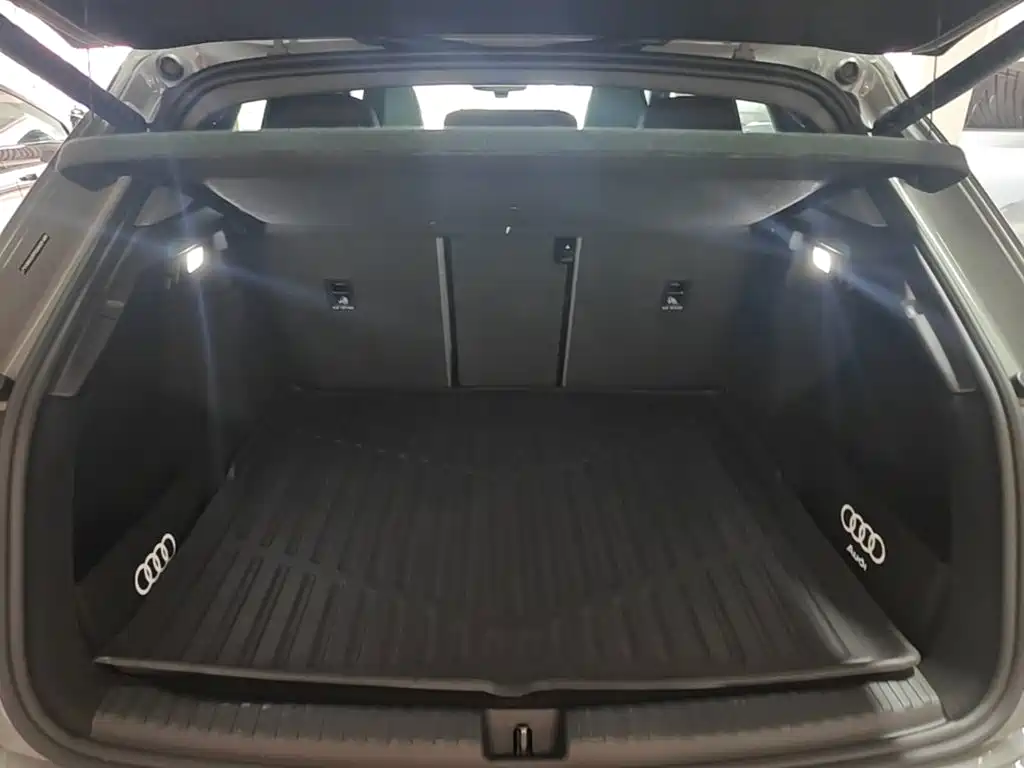 Audi Q4 e-tron 2023 — фото 19
