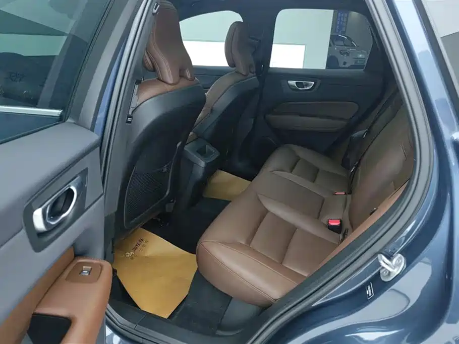 Volvo XC60 2023 — фото 11