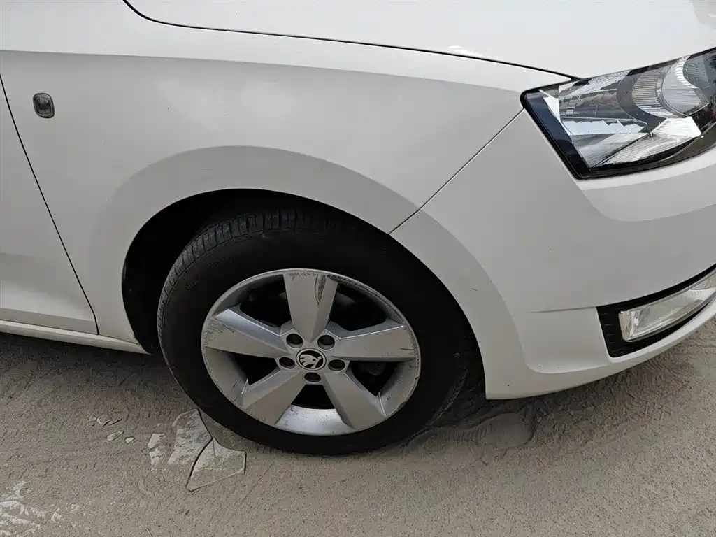 Skoda Rapid 2015 — фото 8