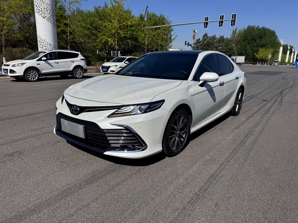 Toyota Camry 2023 — фото 1