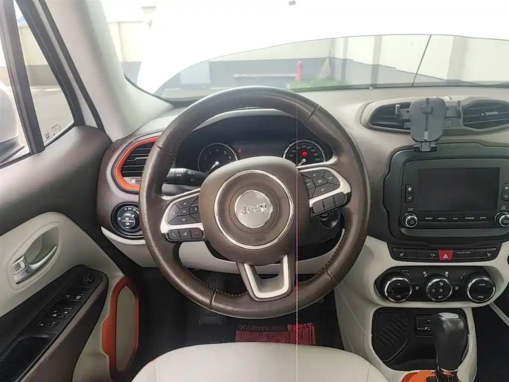 Jeep Renegade 2016 — фото 11