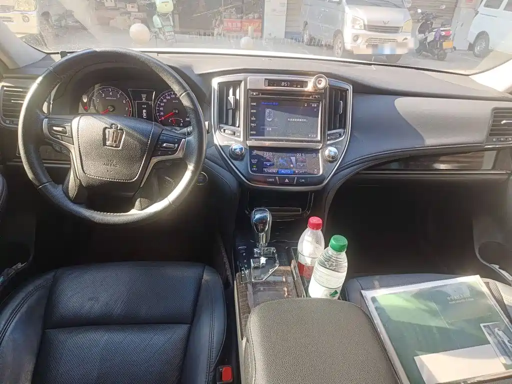 Toyota Crown 2017 — фото 13