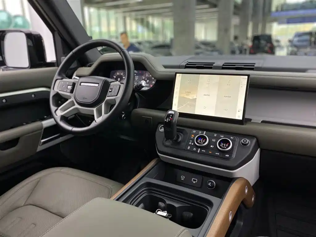 Land Rover Defender 2021 — фото 13