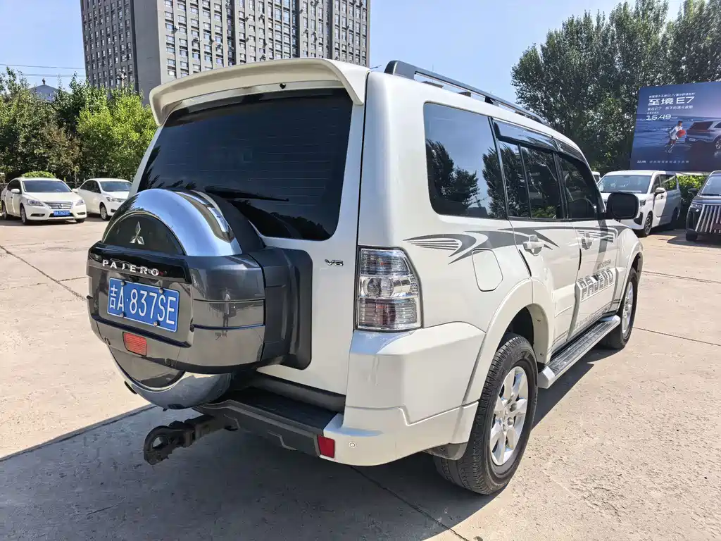 Mitsubishi Pajero 2017 — фото 10