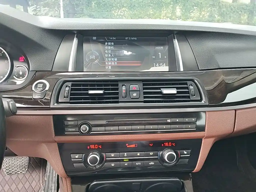 BMW 5 Series 2017 — фото 13
