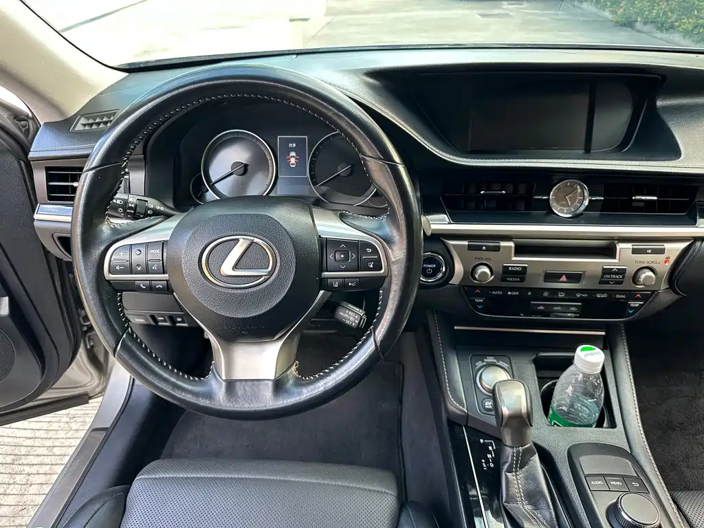 Lexus ES 2018 — фото 11