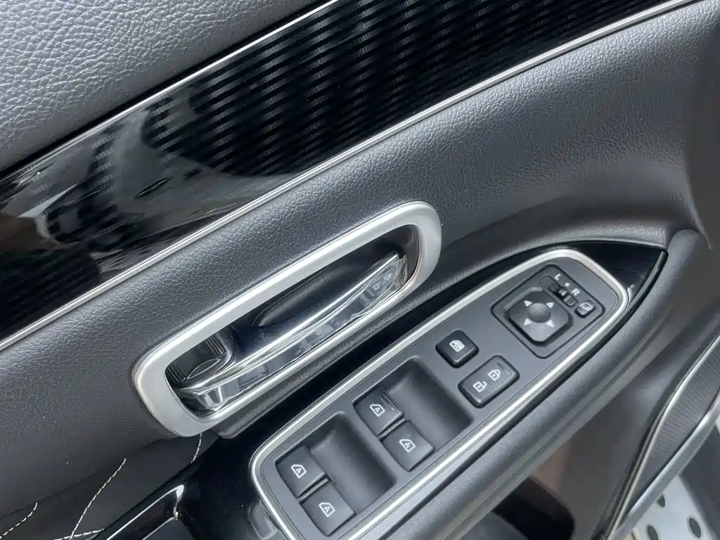 Mitsubishi Outlander 2023 — фото 16