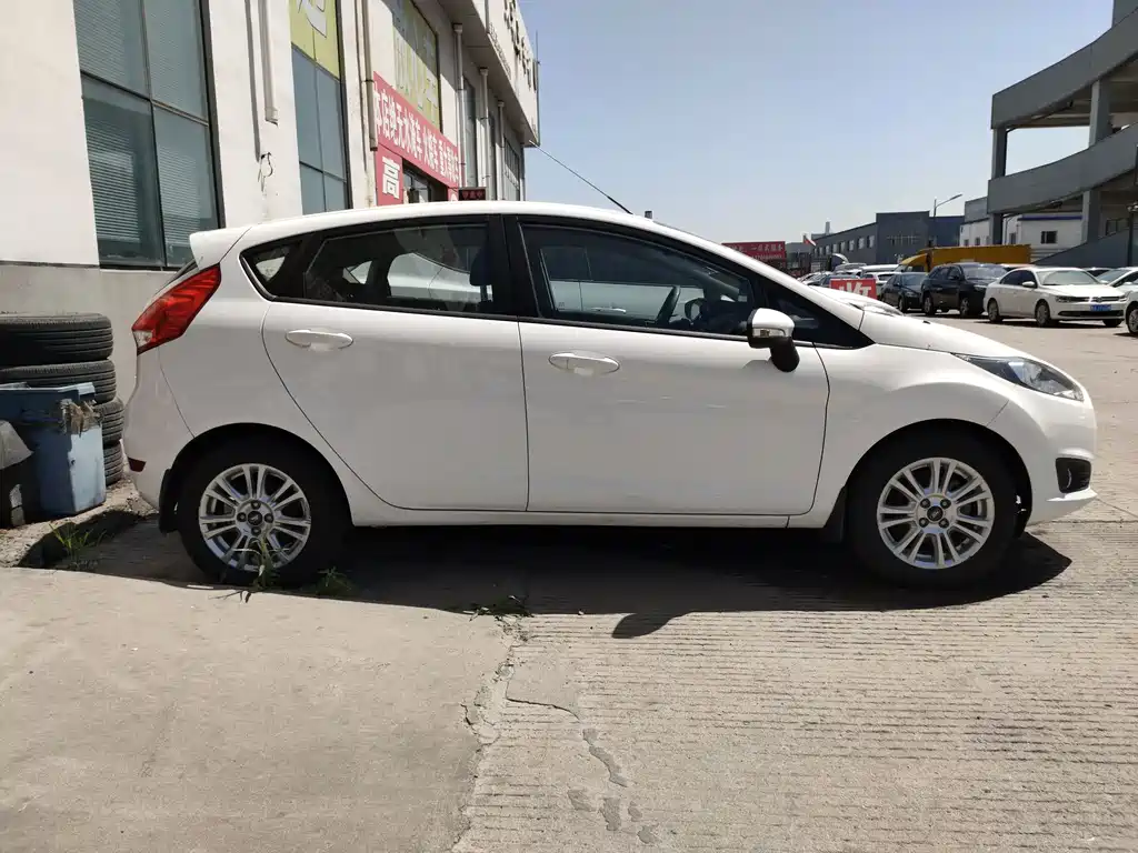 Ford Fiesta 2015 — фото 4