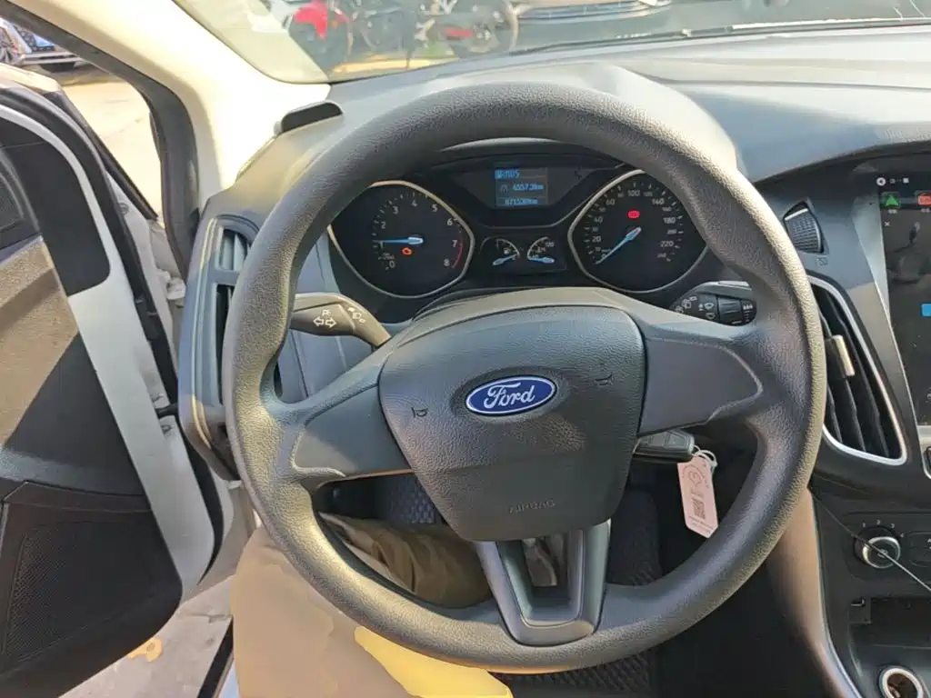 Ford Focus 2016 — фото 11