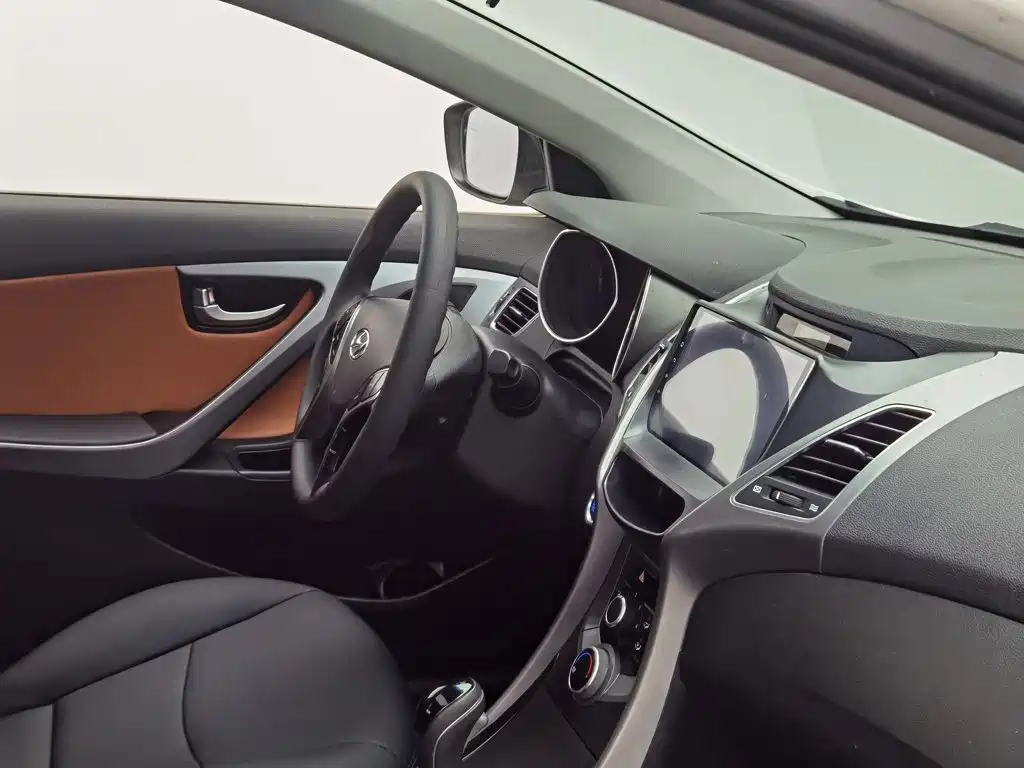 Hyundai Elantra 2015 — фото 22
