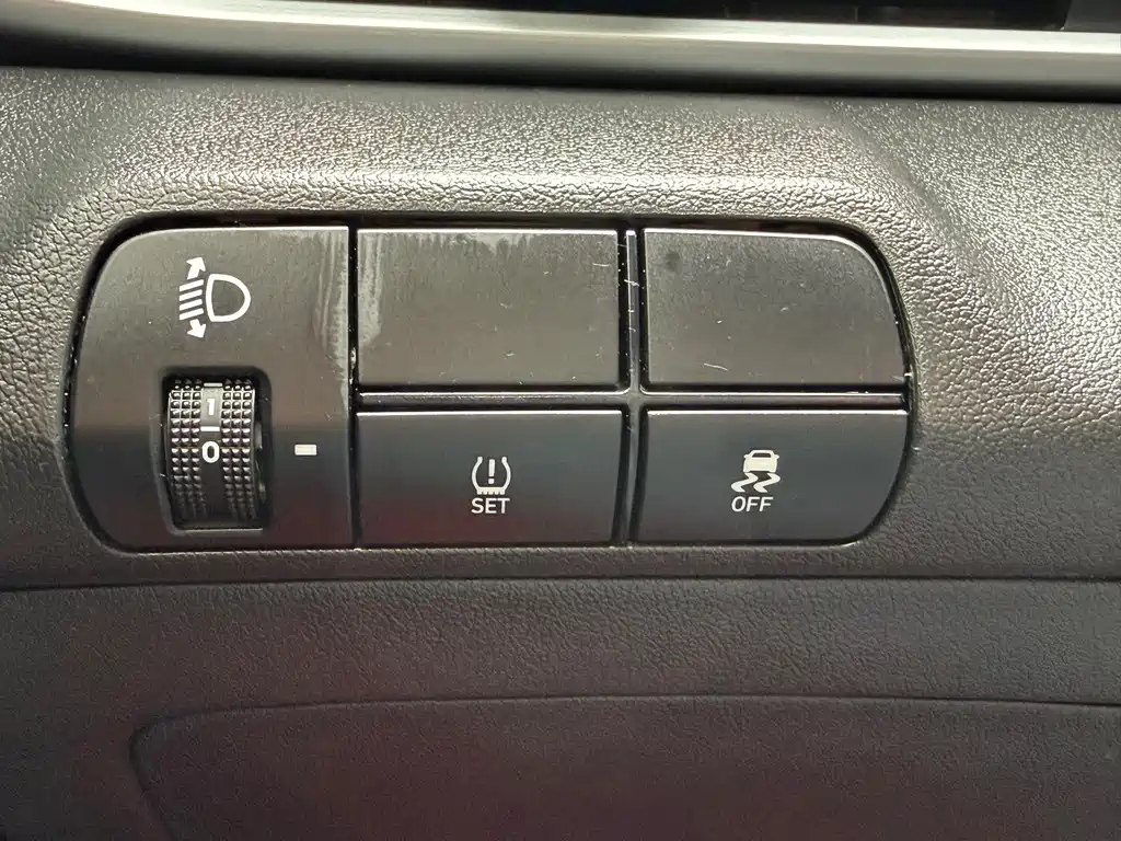 Hyundai Elantra 2023 — фото 17